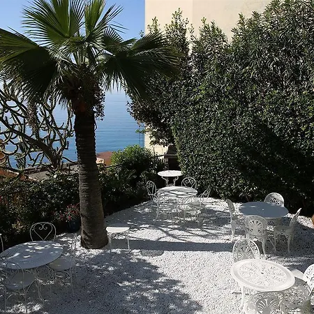 De Charme Regency Hotel