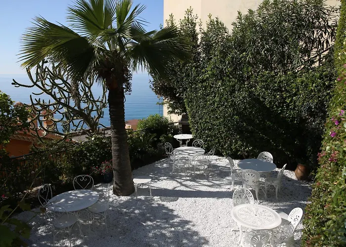 De Charme Regency Hotel